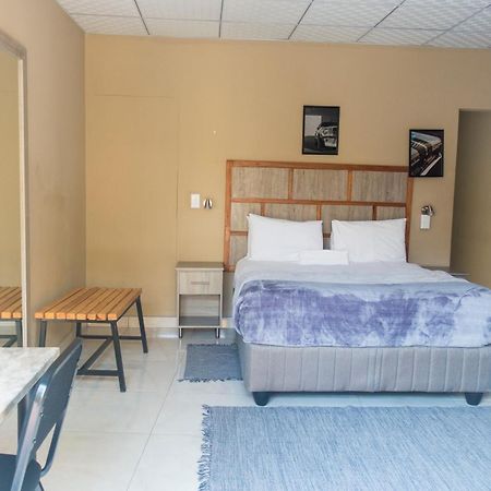 לינה וארוחת בוקר Ondangwa Rest Camp מראה חיצוני תמונה